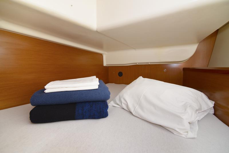 Book yachts online - sailboat - Beneteau Oceanis 43 - SAPHISO II - rent