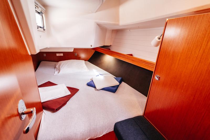 Book yachts online - sailboat - Bavaria Cruiser 37 - Blue Tone - rent
