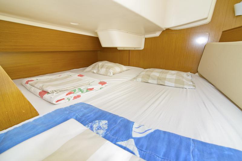 Book yachts online - sailboat - Sun Odyssey 32 - Carmen - rent