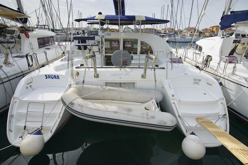 Book yachts online - catamaran - Lagoon 380 - Shona - rent