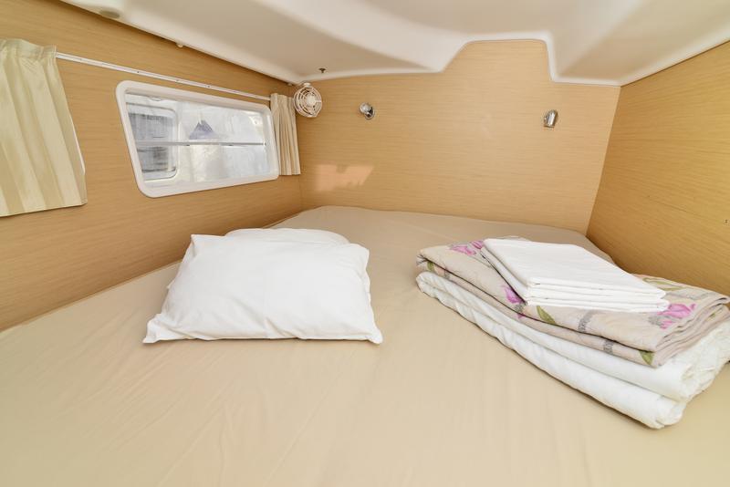 Book yachts online - catamaran - Lagoon 380 - Shona - rent