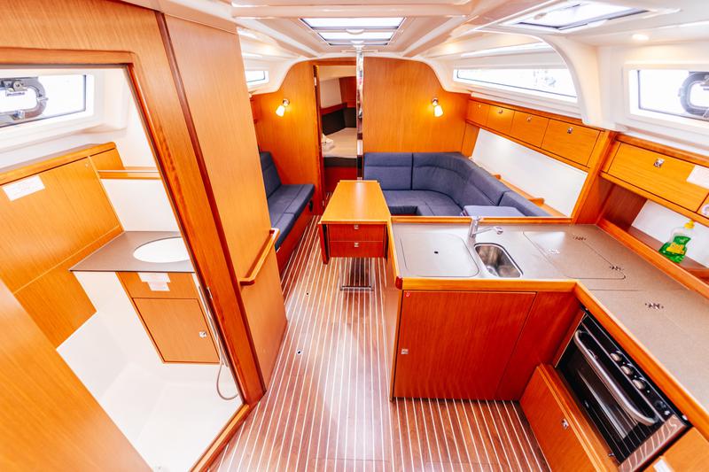 Book yachts online - sailboat - Bavaria Cruiser 37 - Flinx - rent