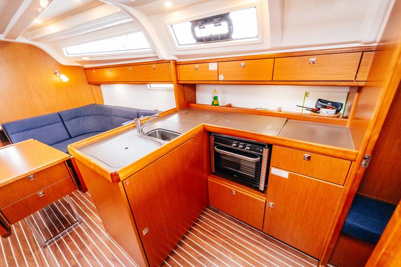Book yachts online - sailboat - Bavaria Cruiser 37 - Flinx - rent