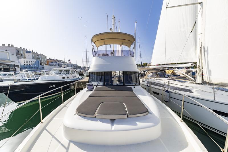 Book yachts online - motorboat - Swift Trawler 34 Fly - Blue Sky - rent