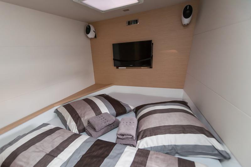 Book yachts online - powercatamaran - Fountaine Pajot 44 - UMBRELLA VICTORIA - rent