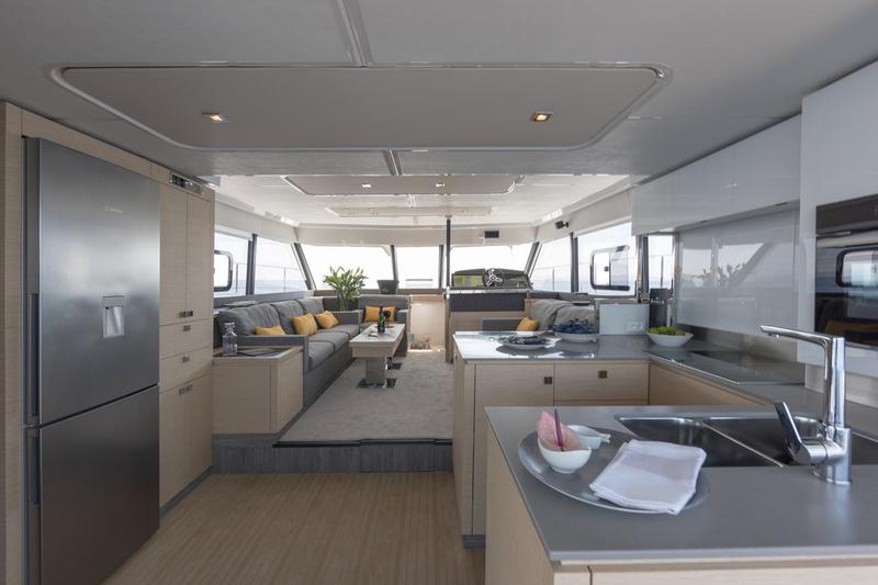 Book yachts online - powercatamaran - Fountaine Pajot 44 - UMBRELLA VICTORIA - rent