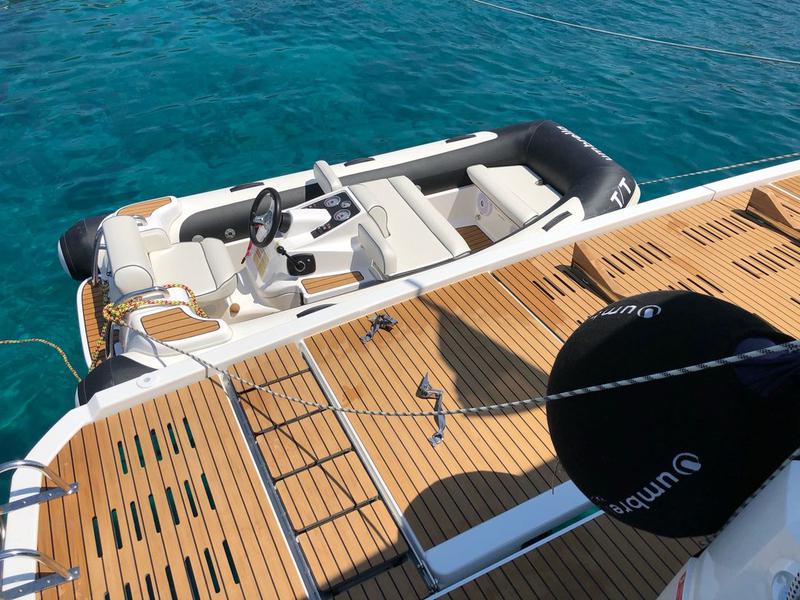 Book yachts online - powercatamaran - Fountaine Pajot 44 - UMBRELLA VICTORIA - rent