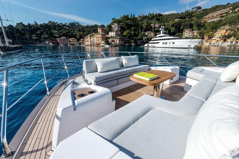Book yachts online - motorboat - Azimut 60 - ALUMINIA - rent