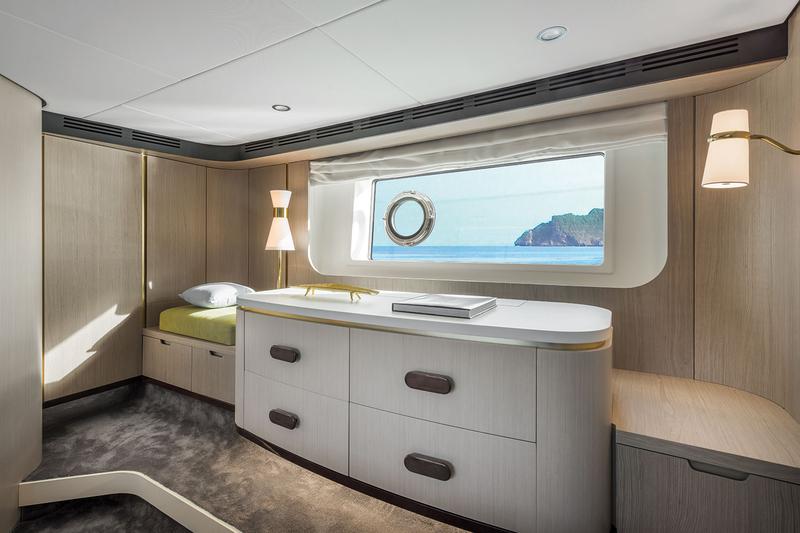 Book yachts online - motorboat - Azimut 60 - ALUMINIA - rent