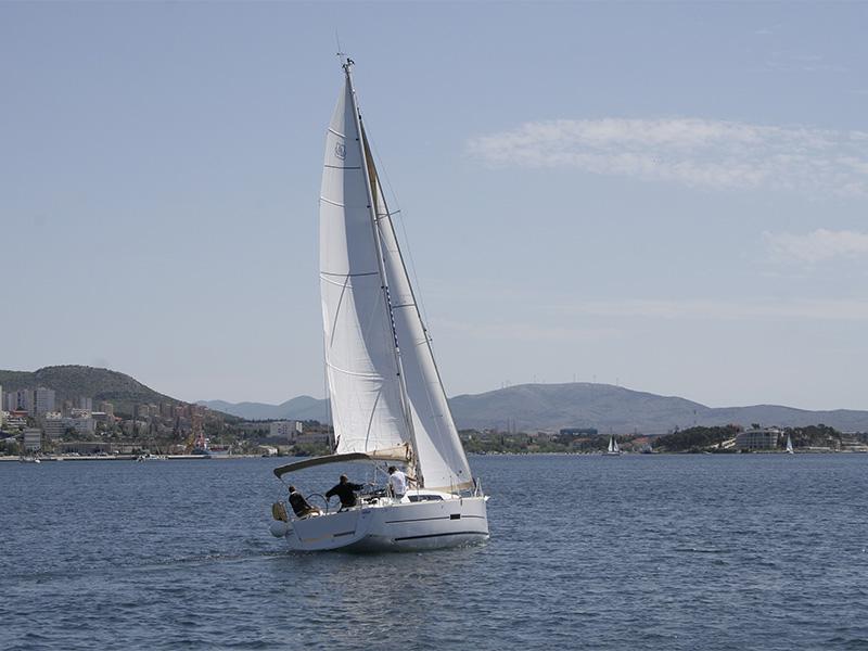 Book yachts online - sailboat - Dufour 350 GL - Luka - rent