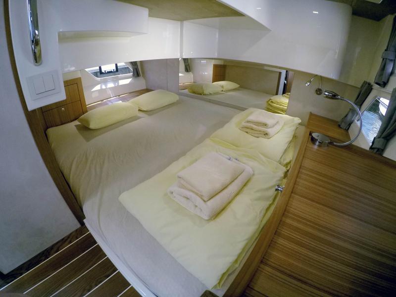 Book yachts online - motorboat - Marex 360 Cabriolet Cruiser - True North - rent