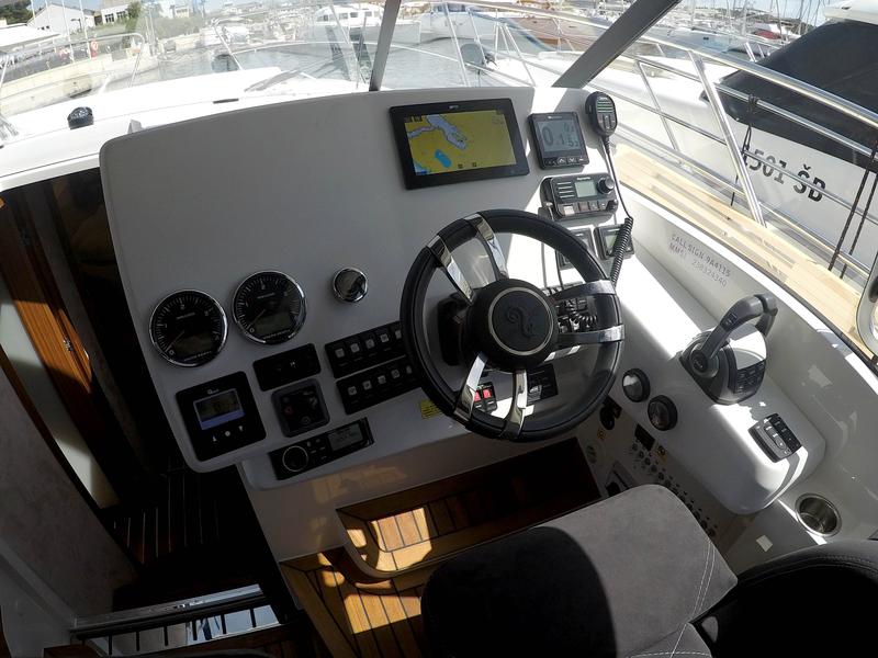 Book yachts online - motorboat - Marex 360 Cabriolet Cruiser - True North - rent