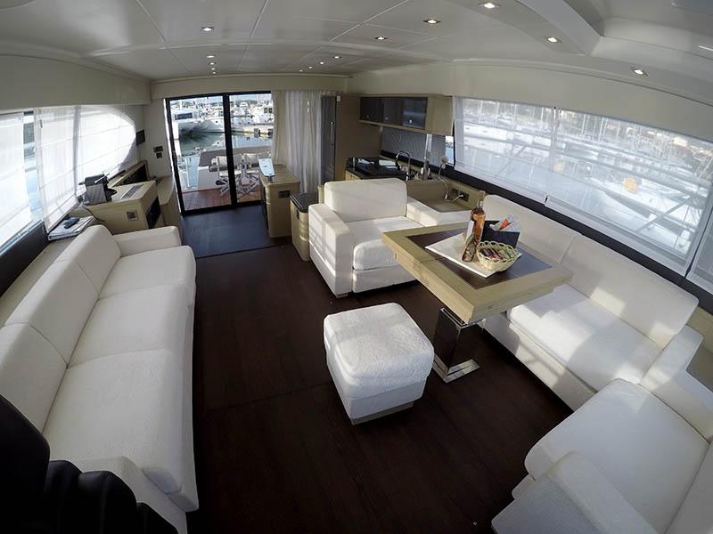 Book yachts online - motorboat - Prestige 620 S - JANA - rent