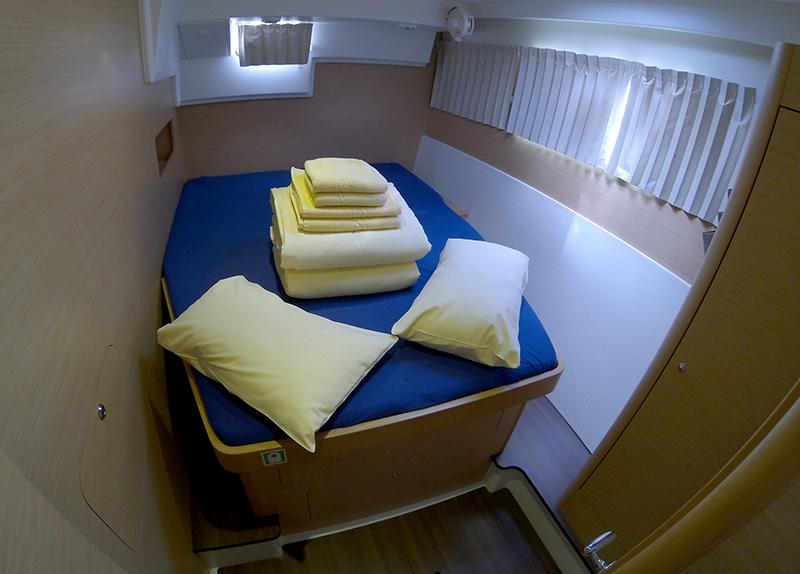 Book yachts online - catamaran - Lagoon 400 - Stray cat - rent
