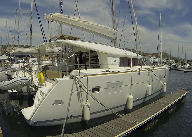 Book yachts online - catamaran - Lagoon 400 - Stray cat - rent