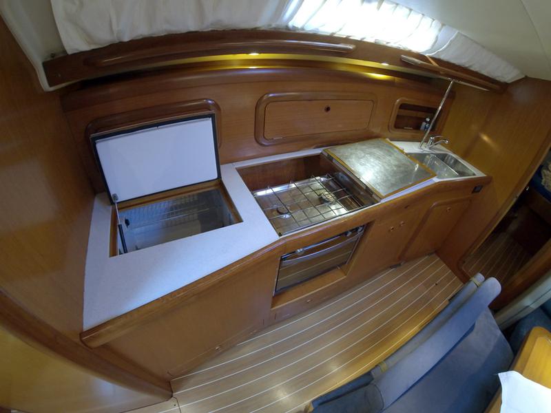 Book yachts online - sailboat - Grand Soleil 43 - Skalice - rent