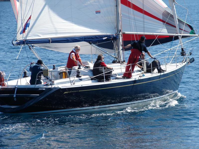 Book yachts online - sailboat - Grand Soleil 43 - Skalice - rent