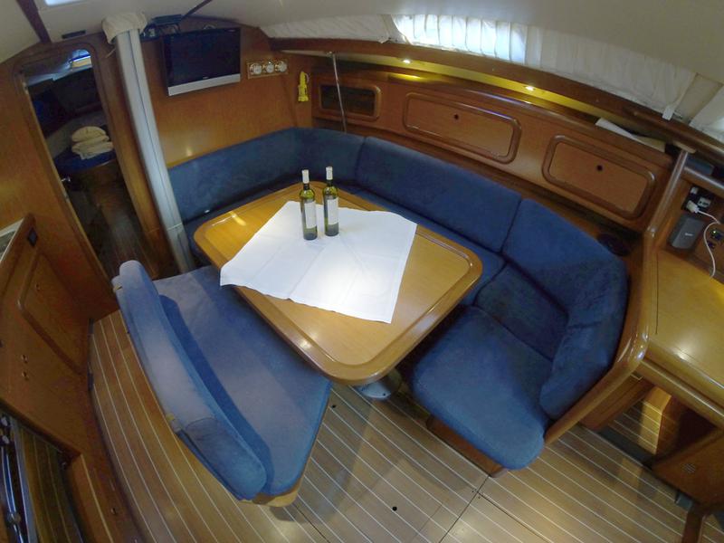Book yachts online - sailboat - Grand Soleil 43 - Skalice - rent