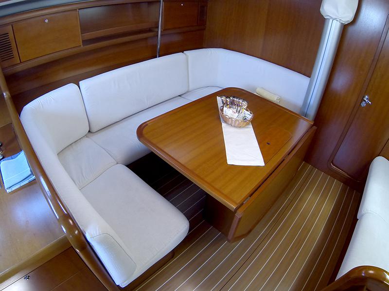 Book yachts online - sailboat - Grand Soleil 45 - Pingala - rent