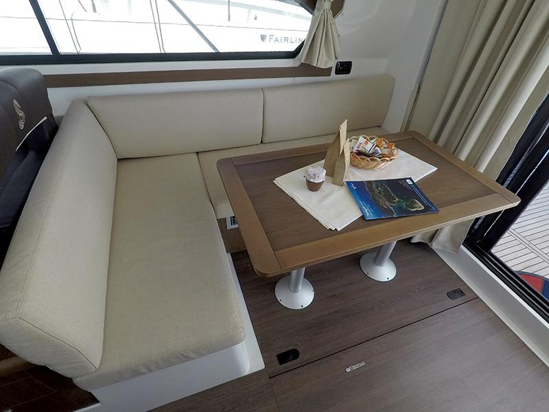 Book yachts online - motorboat - Beneteau Antares 36 - Capricorn - rent