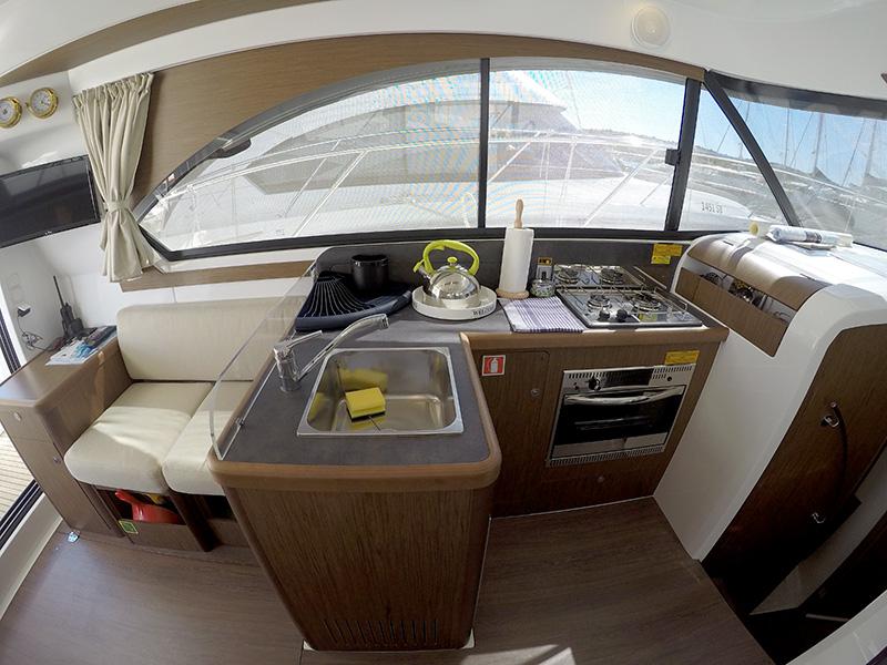Book yachts online - motorboat - Beneteau Antares 36 - Capricorn - rent