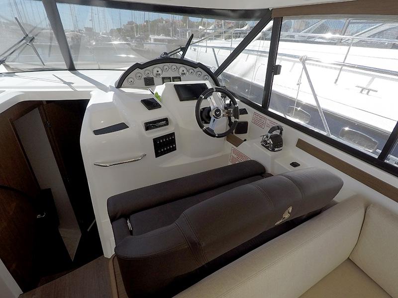 Book yachts online - motorboat - Beneteau Antares 36 - Capricorn - rent
