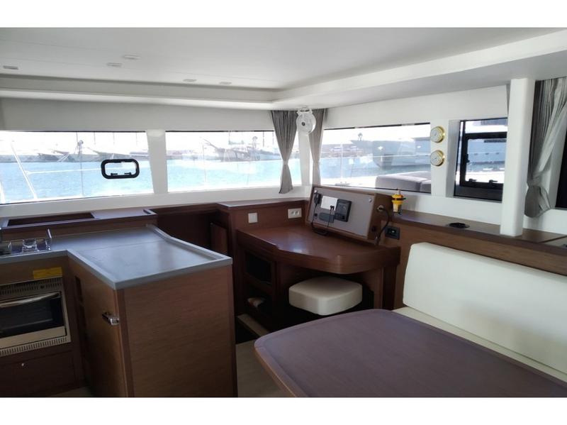 Book yachts online - catamaran - Lagoon 450  Fly - LAGOON 450 (2020) - ATH - rent