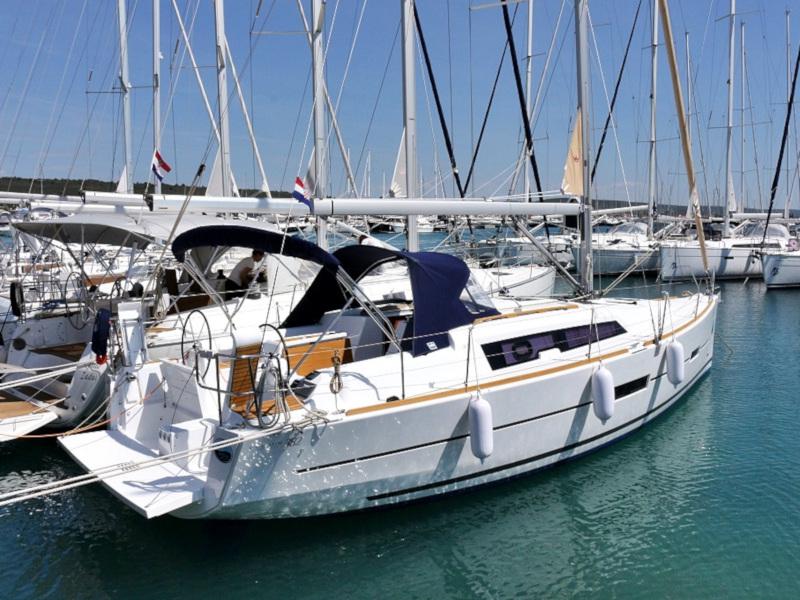 Book yachts online - sailboat - DUFOUR 382 BT - THELMA - rent