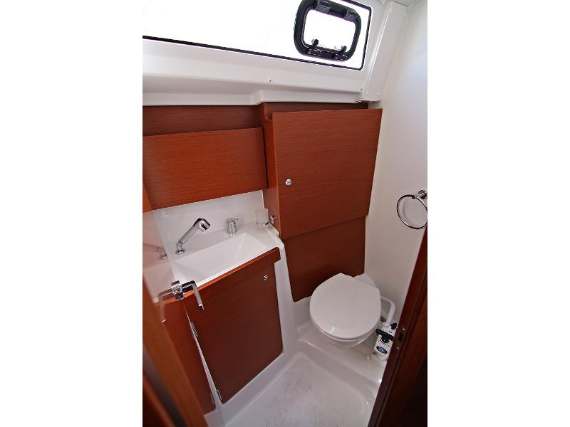 Book yachts online - sailboat - OCEANIS 38.1 BT - AURA - rent
