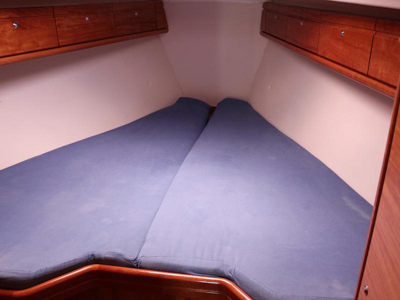 Book yachts online - sailboat - BAVARIA 33 C - MANDA - rent