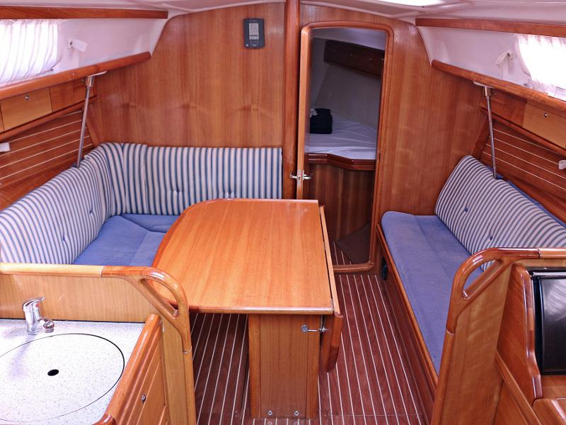 Book yachts online - sailboat - BAVARIA 33 C - MARA - rent