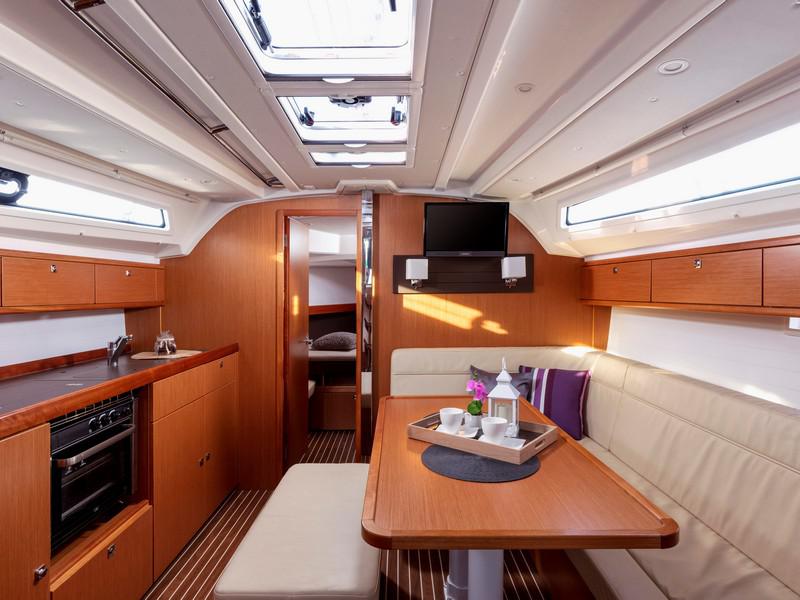 Book yachts online - sailboat - Bavaria Cruiser 41 - NINA - rent