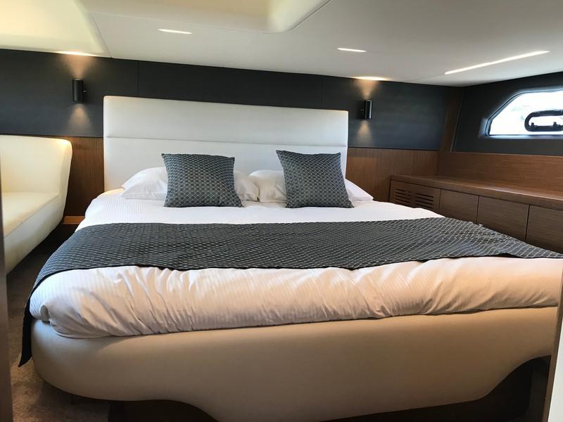 Book yachts online - motorboat - Bavaria R40 FLY - STEP TWO - rent