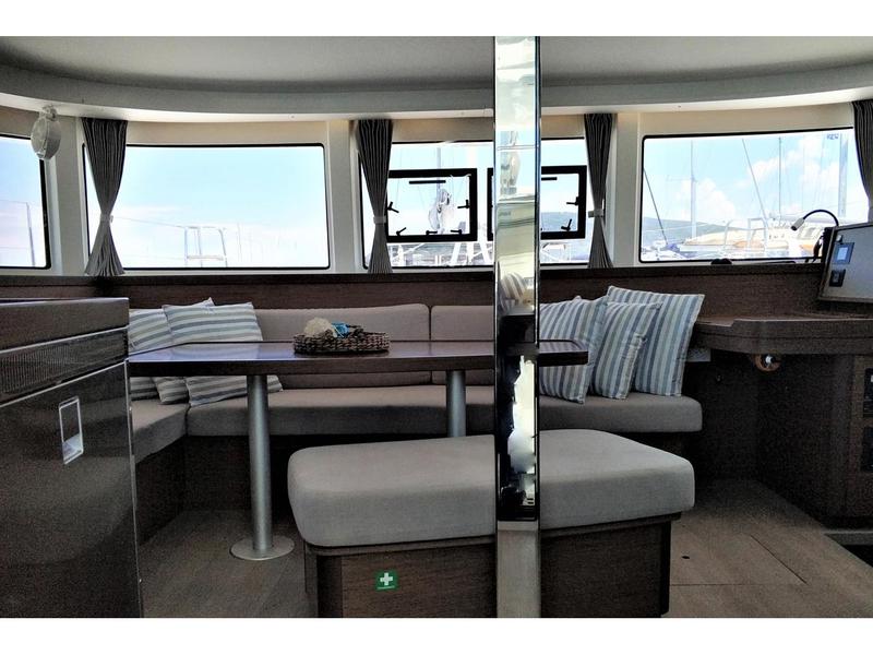 Book yachts online - catamaran - Lagoon 42 - Niki - rent