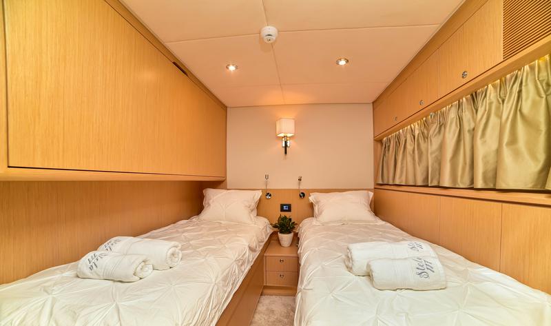 Book yachts online - motorboat - Royal Denship 85 - Stela 117 - rent