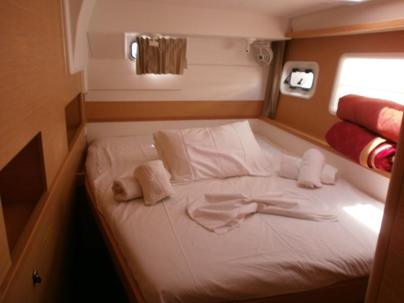 Book yachts online - catamaran - Lagoon 400 S2 - Cata Loca - rent