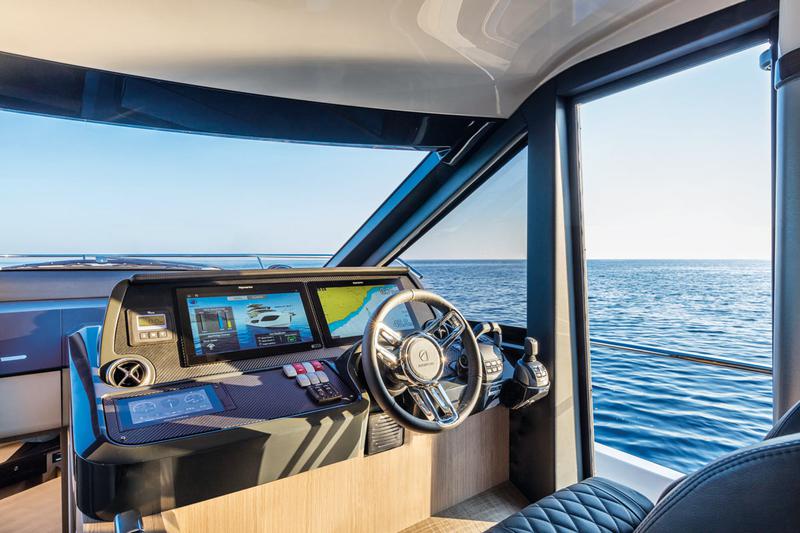 Book yachts online - motorboat - Absolute 47 Fly - Riaz Tahia - rent