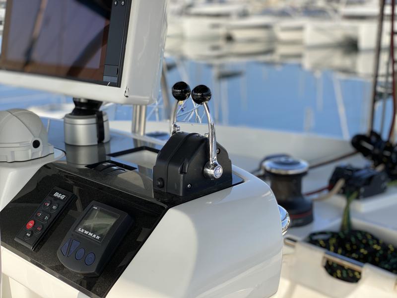 Book yachts online - catamaran - Lagoon 52-5 - TIGA - rent