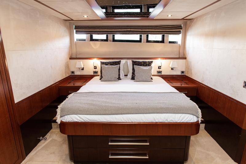 Book yachts online - motorboat - Galeon 640 Fly - Le Chiffre - rent