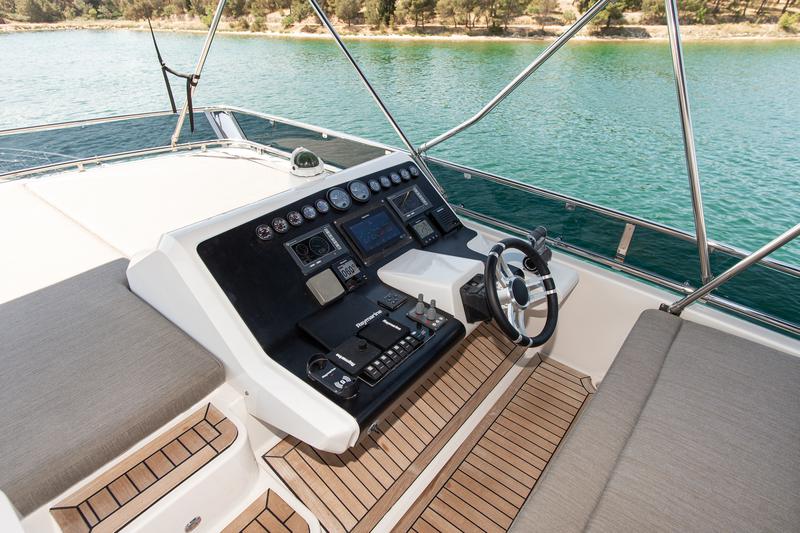 Book yachts online - motorboat - Galeon 640 Fly - Le Chiffre - rent