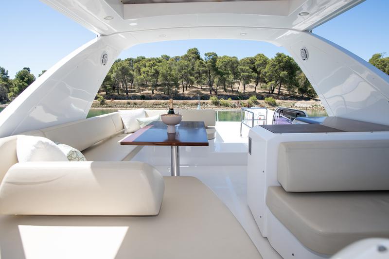 Book yachts online - motorboat - Azimut 60 - MY LAURA - rent