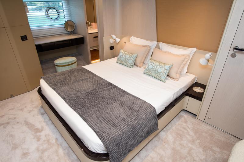 Book yachts online - motorboat - Azimut 78 Fly - PREWI - rent