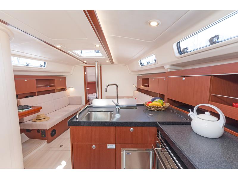 Book yachts online - sailboat - Hanse 385 - CAPRICCIO - rent