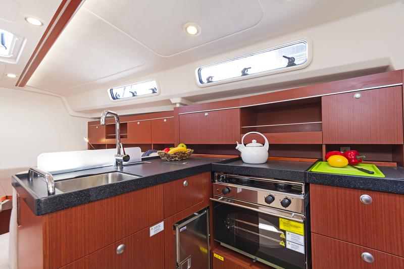 Book yachts online - sailboat - Hanse 385 - CAPRICCIO - rent