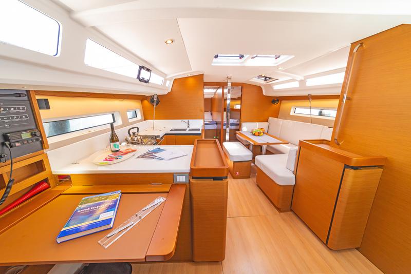 Book yachts online - sailboat - Sun Odyssey 440 - LEFKIPPI  - rent