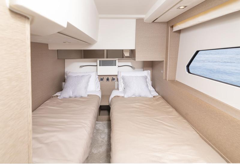 Book yachts online - motorboat - Prestige 460 - Adudu 2 - rent