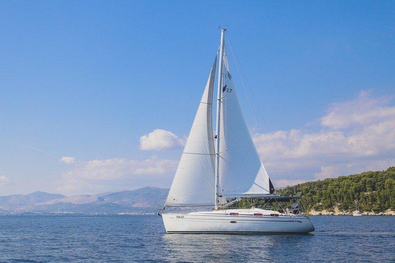 Book yachts online - sailboat - Bavaria Cruiser 37 - Levant - rent