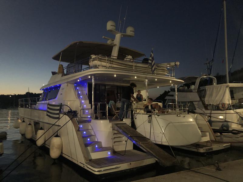 Book yachts online - powercatamaran - Queensland 55 - ACTIUM IV - rent