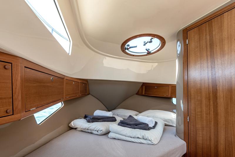 Book yachts online - motorboat - Leidi 800R Inboard - H9 - rent