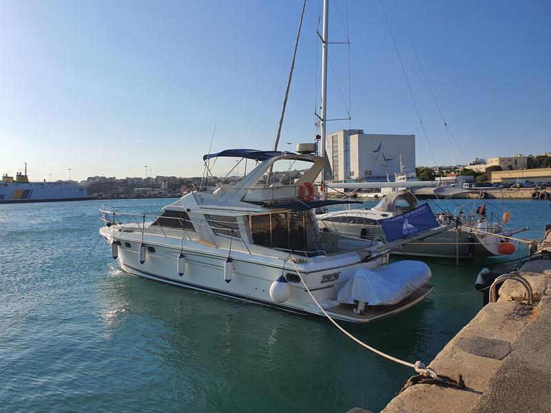 Book yachts online - motorboat - Squadron 50 - ZEN - rent